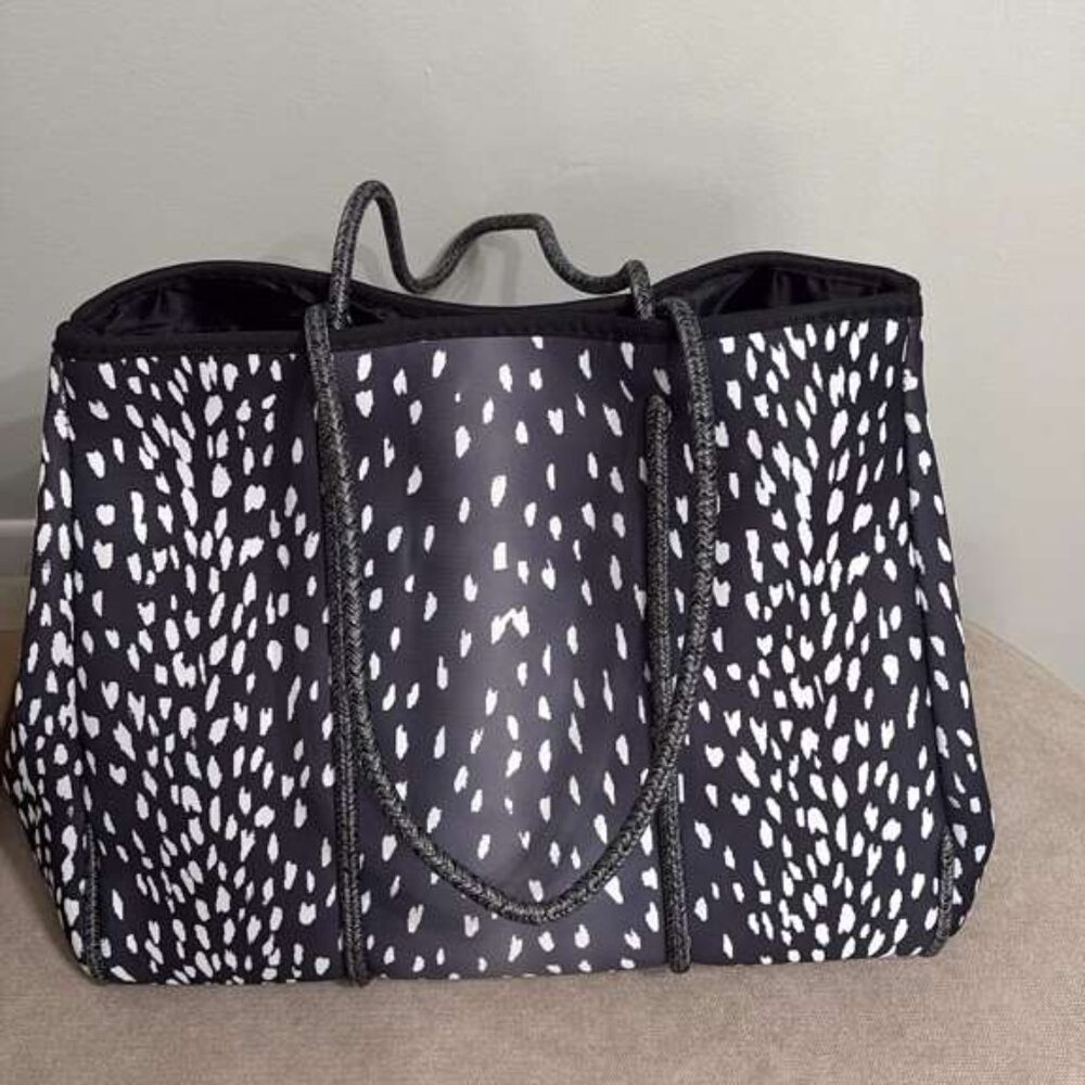 Brand New with Tags (NWT) Black & White Neoprene Tote and Matching Pouch Set! - Picture 5 of 10